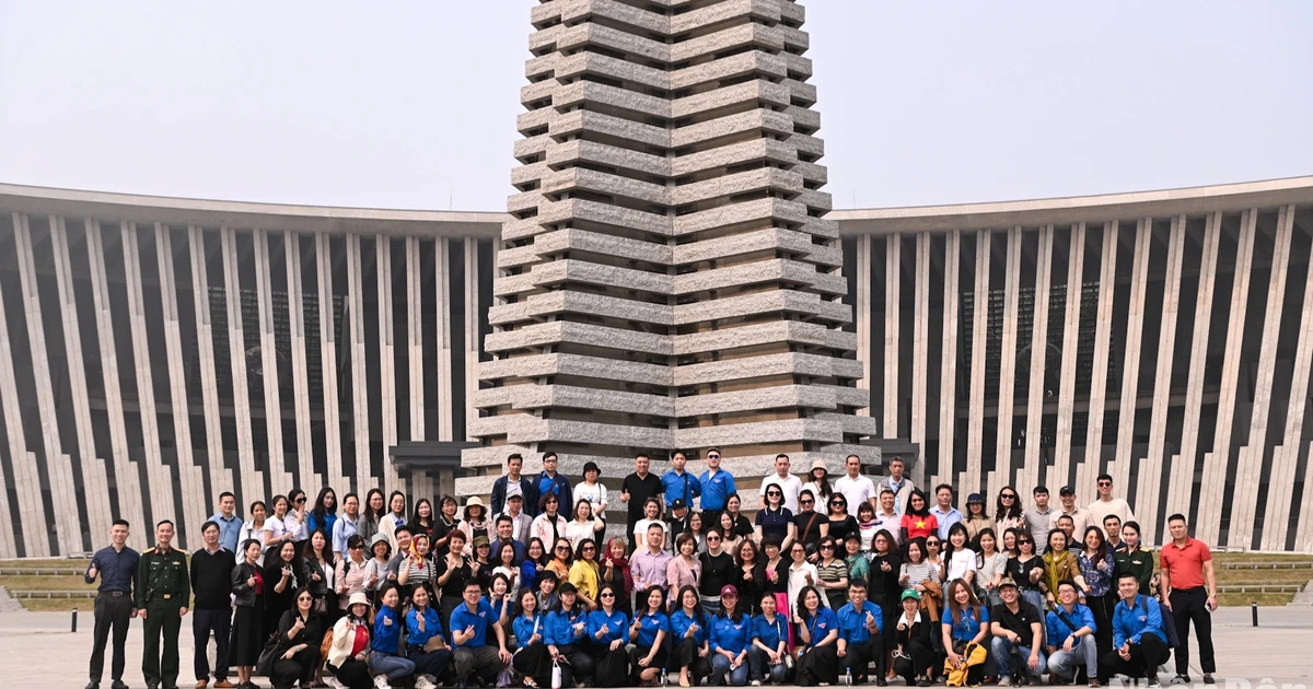 [Foto] La Unión de Jóvenes del Periódico Nhan Dan visita el Museo de Historia Militar de Vietnam