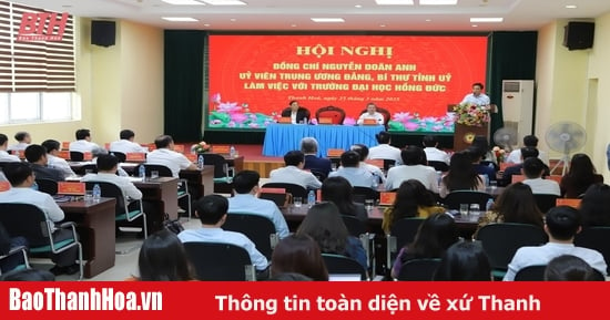 Le secrétaire provincial du Parti, Nguyen Doan Anh, travaille avec l'Université Hong Duc