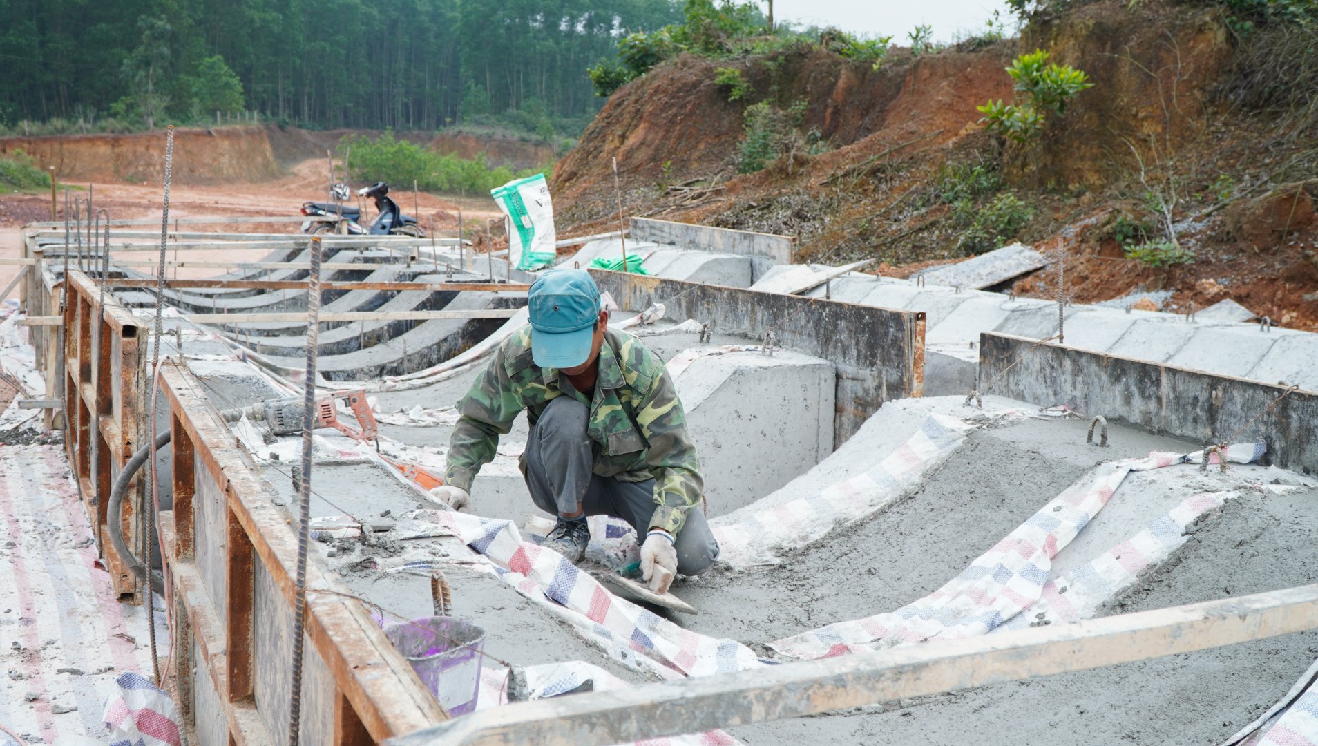 Eliminación de obstáculos para la limpieza de terrenos para acelerar el progreso de la construcción del proyecto vial Hung Vuong