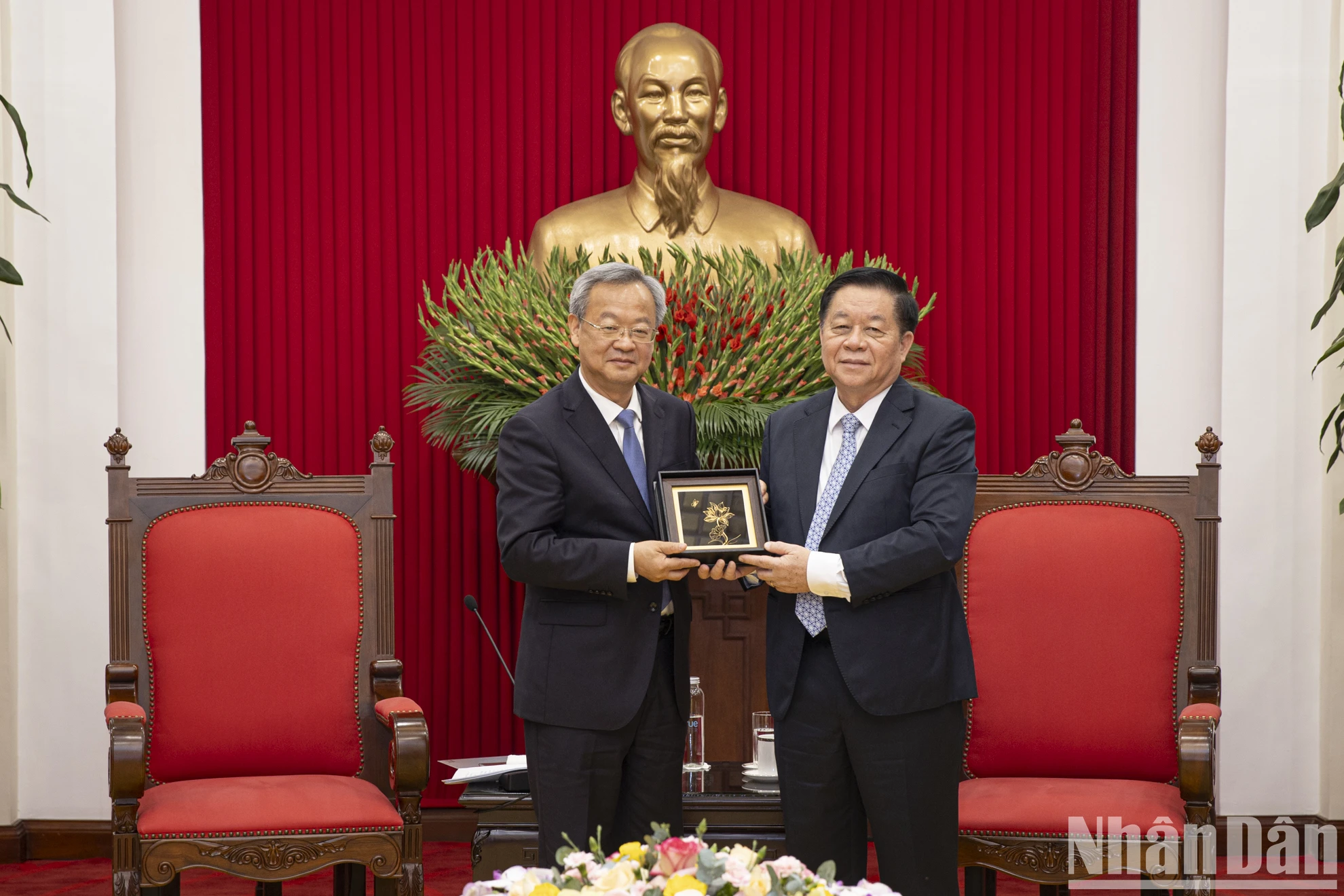 [Foto] El jefe de la Comisión Central de Propaganda y Movilización de Masas, Nguyen Trong Nghia, recibió a la delegación de Nhan Dan Daily Photo 7