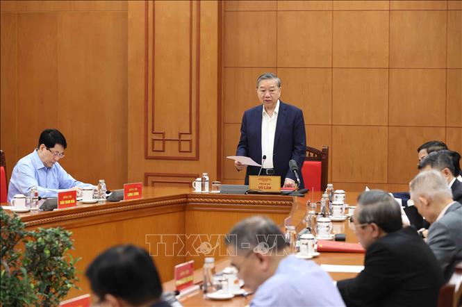 General Secretary To Lam chairs the fourth meeting of the Personnel Subcommittee of the 14th Party Congress.