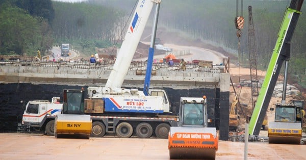 Occupé à installer des garde-corps sur l'autoroute de Van Ninh