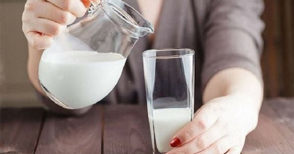 Drinking a glass of milk his wife gave him on their wedding night, the husband was shocked to discover a shocking thing after waking up.