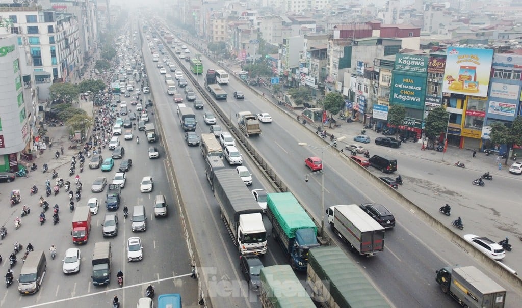 L'état actuel des dommages aux joints de dilatation de la Ring Road 3 surélevée a provoqué la « déchirure » de la surface de la route, photo 8