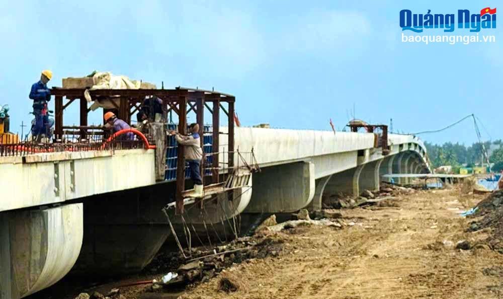 Construction du viaduc de la route provinciale 624C, section traversant le district de Nghia Hanh. 