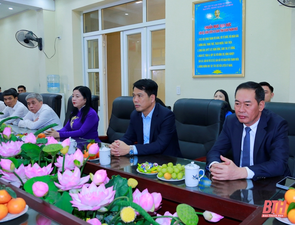 El subsecretario del Comité Provincial del Partido, Trinh Tuan Sinh, felicitó a la Unión Provincial de Jóvenes de Thanh Hoa.