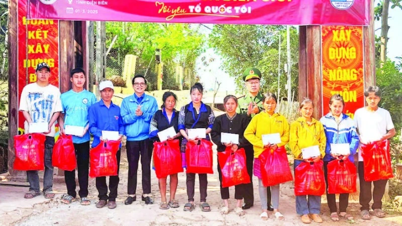 Support point of people at Na Bung border