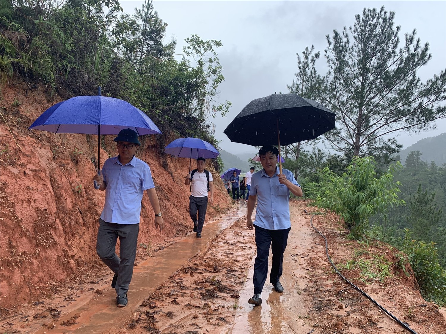 Ông Hà Việt Quân (bên trái), Chánh Văn phòng điều phối Chương trình MTQG 1719 kiểm tra giám sát việc thực hiện Chương trình trên địa bàn huyện Mù Cang Chải