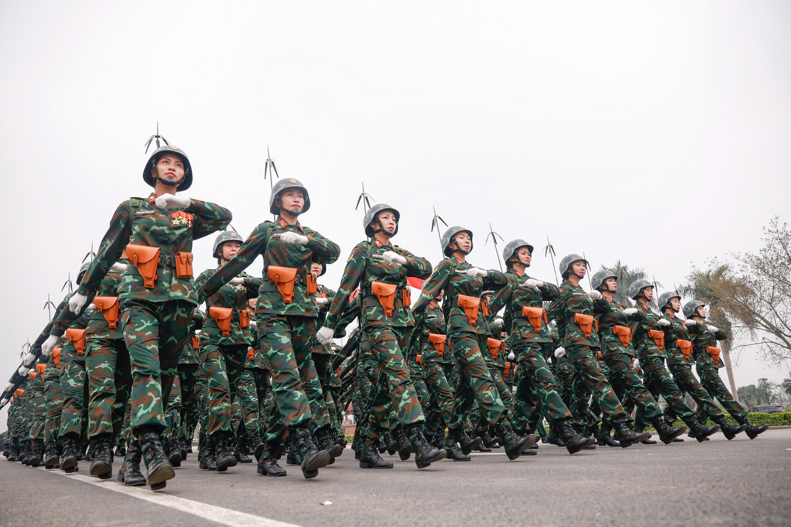 2 đại tướng kiểm tra hợp luyện diễu binh, diễu hành 50 năm đất nước thống nhất - Ảnh 16.