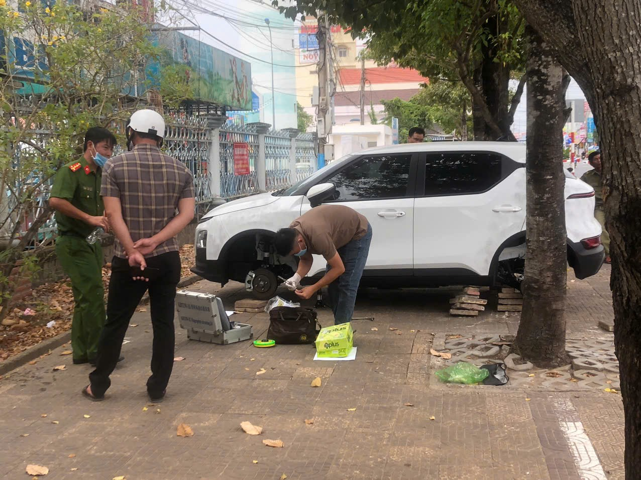 Voiture garée pendant la nuit sur le trottoir, le propriétaire de la voiture a été surpris lorsque les 4 roues ont été perdues