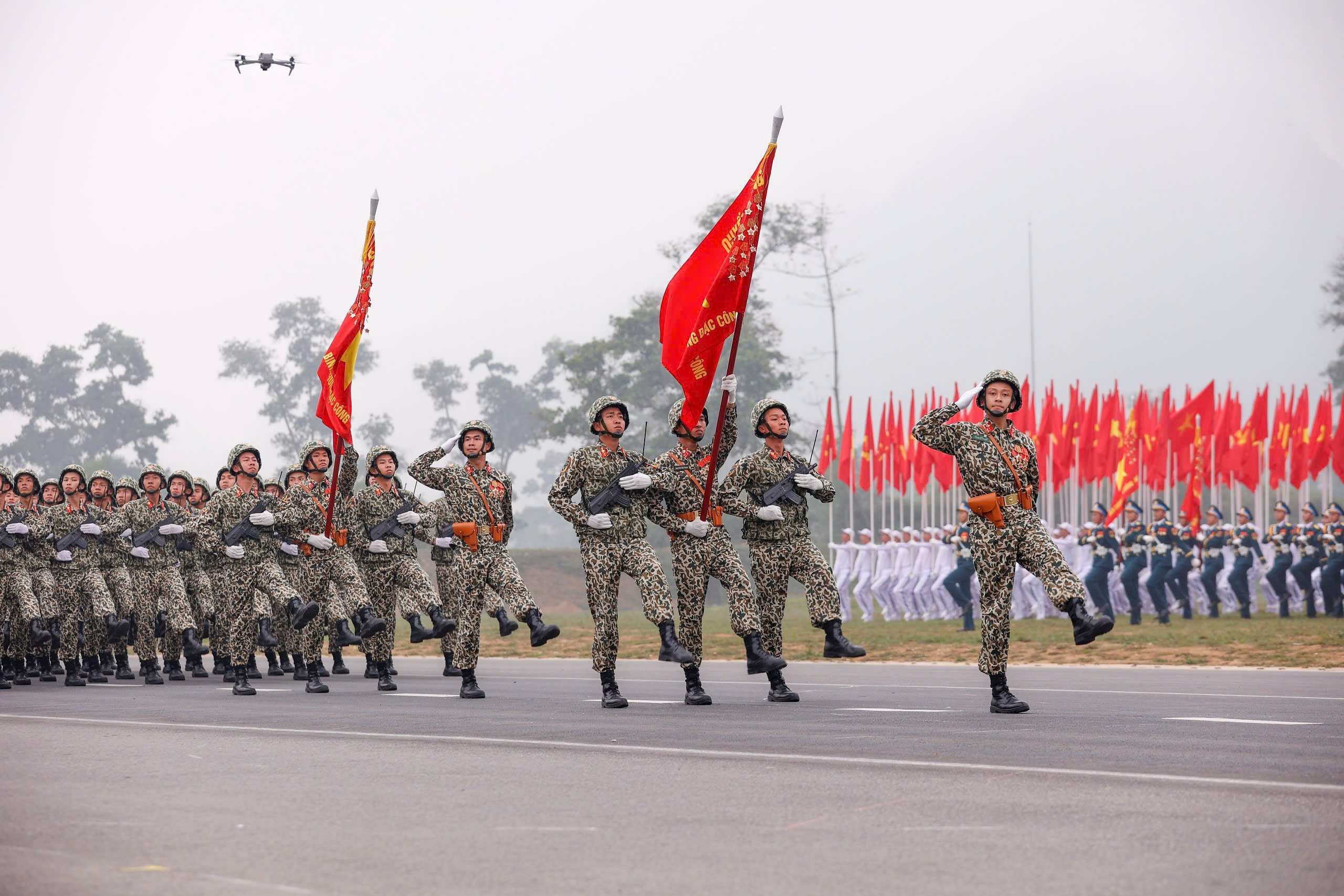 2 đại tướng kiểm tra hợp luyện diễu binh, diễu hành 50 năm đất nước thống nhất - Ảnh 9.