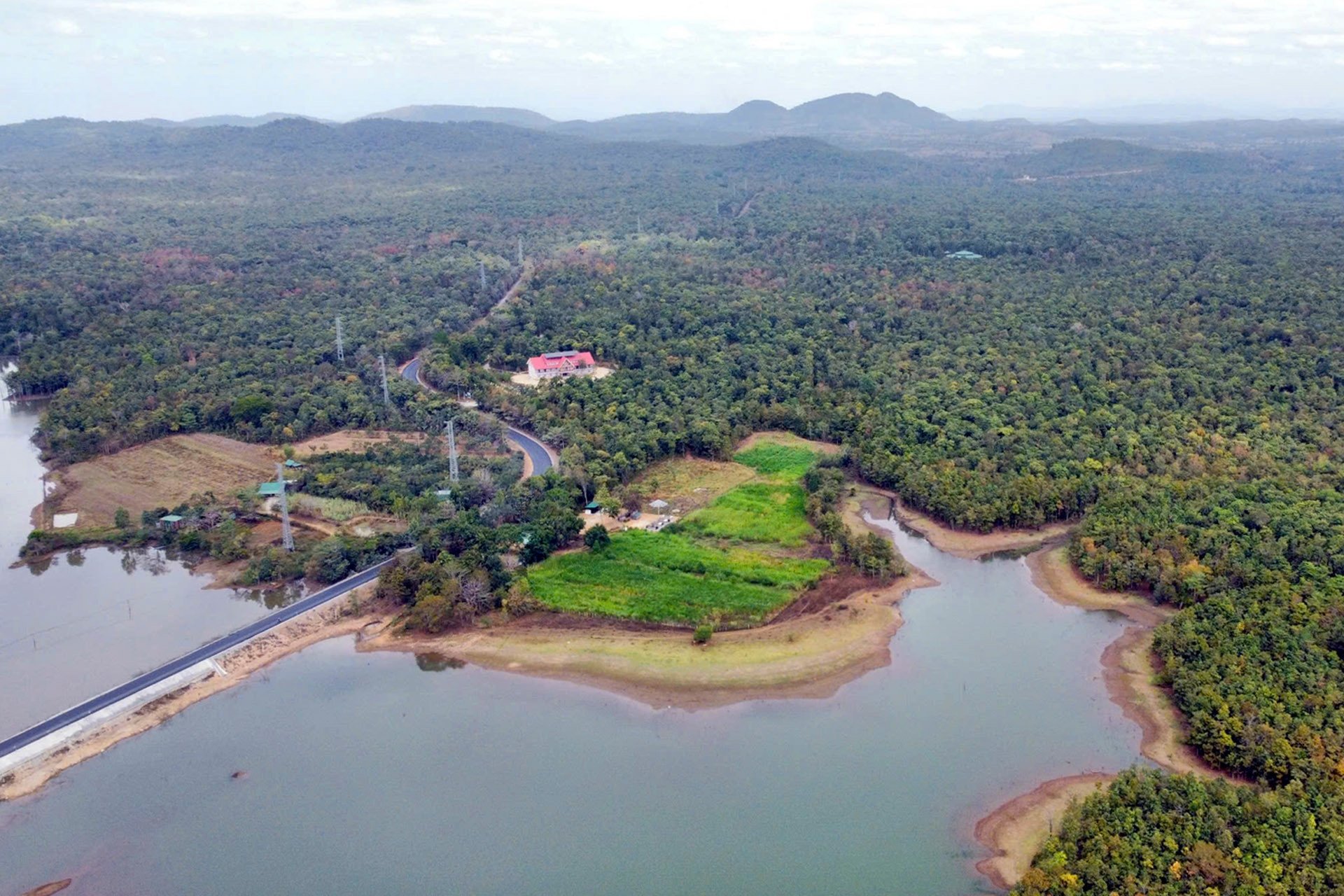 La comuna más grande del país, con una superficie mayor que las provincias de Bac Ninh, Ha Nam y Hung Yen.