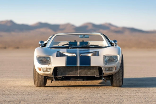 Une voiture de course Ford GT40 Roadster super rare mise aux enchères