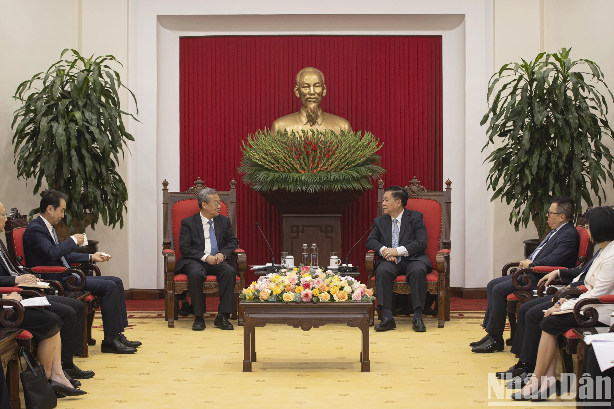 [Foto] El jefe de la Comisión Central de Propaganda y Movilización de Masas, Nguyen Trong Nghia, recibió a la delegación del periódico Nhan Dan Daily. Foto 4