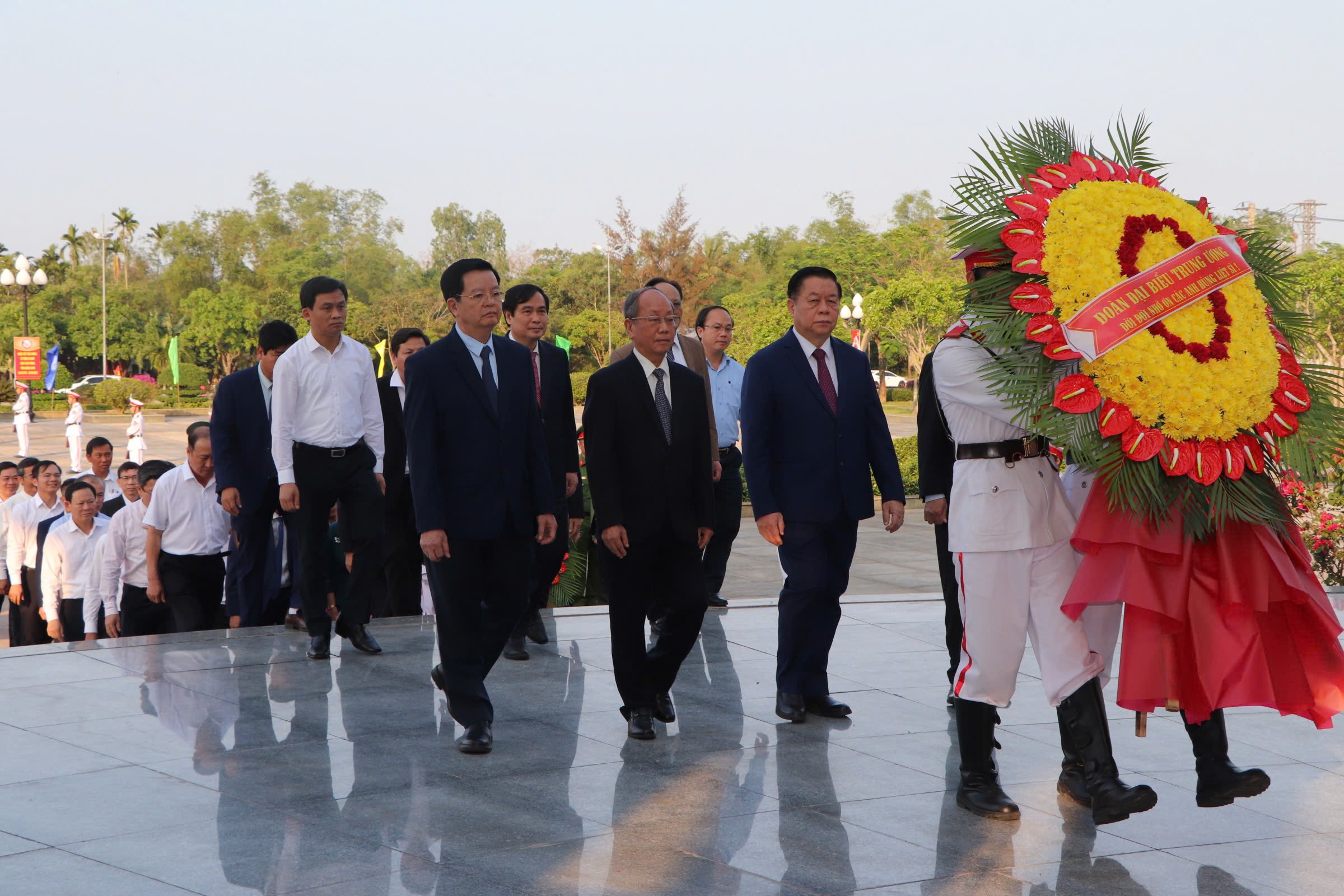 Trưởng Ban Tuyên giáo và Dân vận Trung ương dâng hương tưởng nhớ các Anh hùng Liệt sĩ- Ảnh 1.