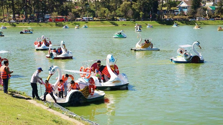 Pedal boat on Da Thien lake.