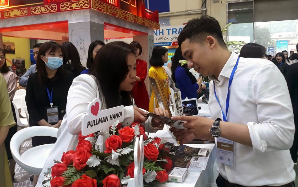 Les touristes profitent de réductions sur les visites guidées au VITM Hanoi Interior 2024. Photo : Hoai Nam