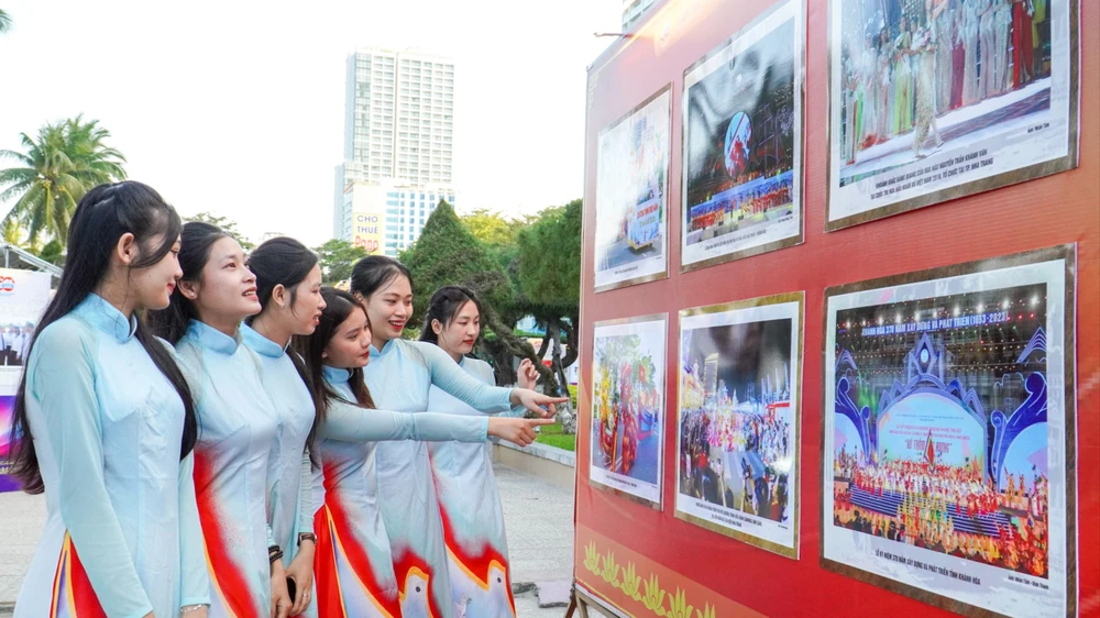 The exhibition attracts many young people who love Vietnamese history and culture. Photo: HIEU GIANG