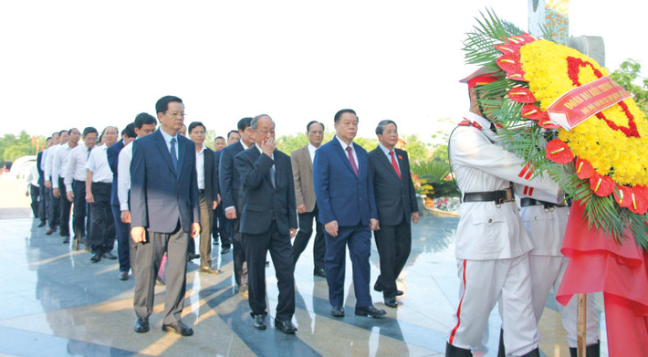 Đoàn công tác do Trưởng Ban Tuyên giáo và Dân vận Trung ương Nguyễn Trọng Nghĩa dẫn đầu đến dâng hương tại Nghĩa trang Liệt sĩ tỉnh Quảng Nam