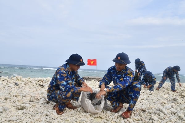 Tuổi trẻ huyện đảo Trường Sa tham gia "Ngày thứ 7 tình nguyện"