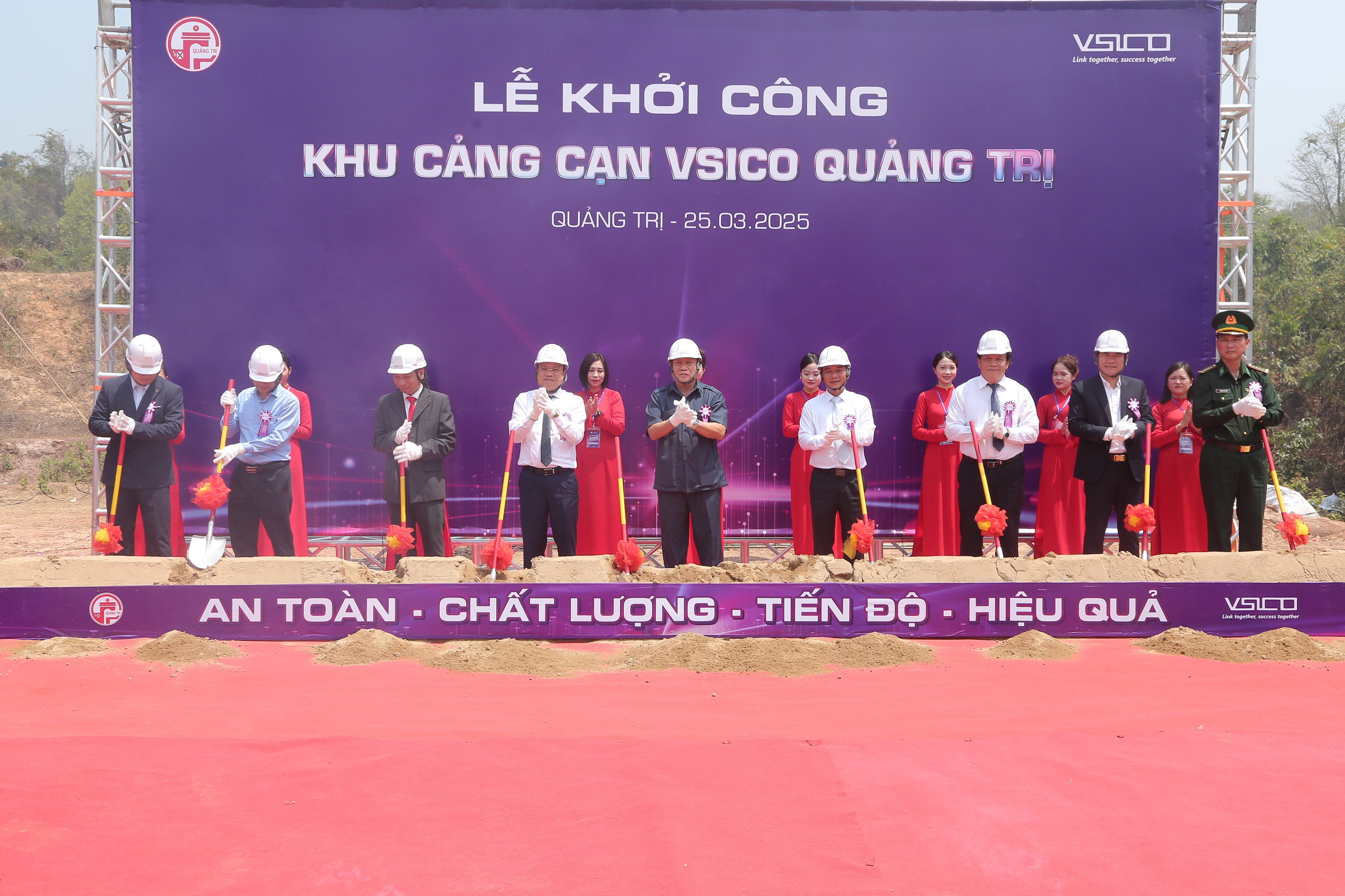 Ceremonia de inauguración del proyecto del puerto seco VSICO Quang Tri en el puesto fronterizo internacional de Lao Bao