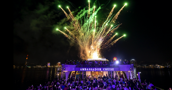 Spectacle de lumière combiné à des feux d'artifice sur un bateau de croisière à Ha Long