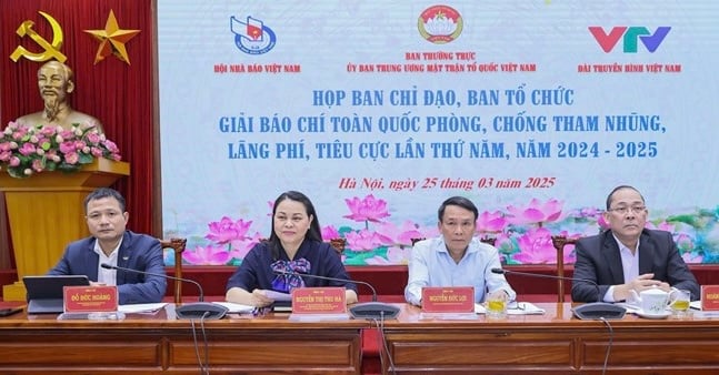 Các đại biểu chủ trì hội nghị