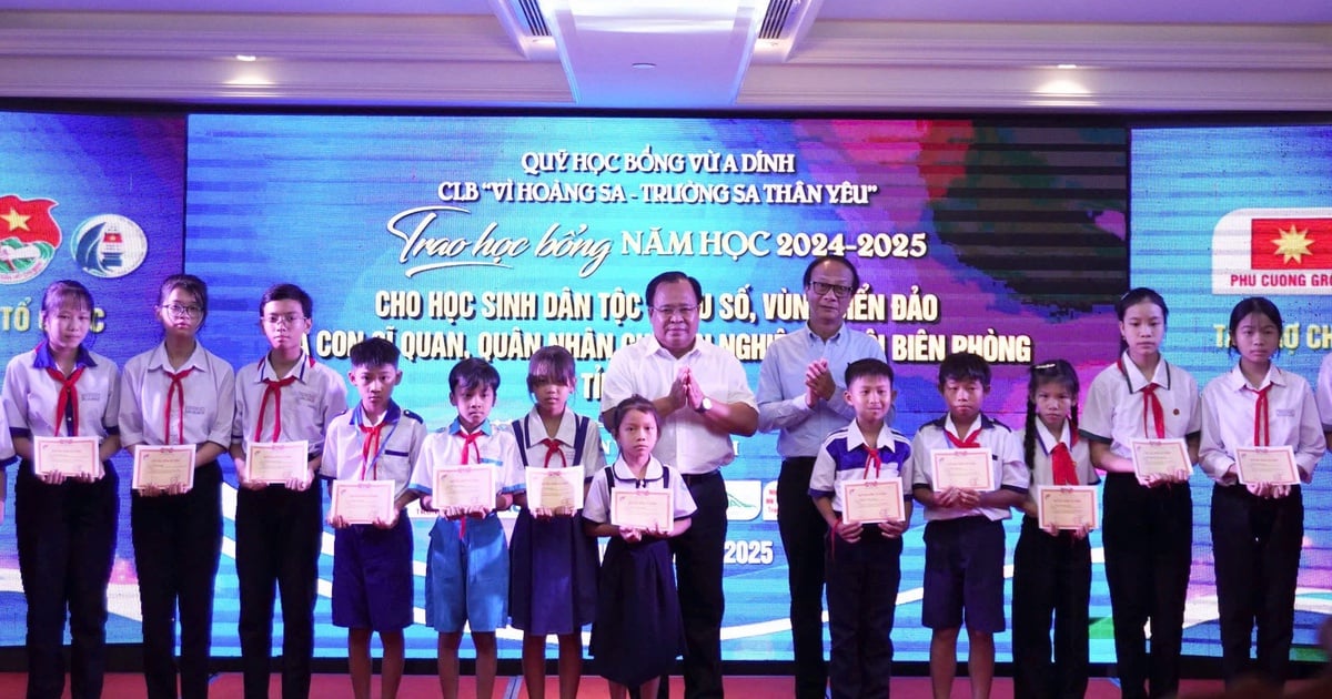 230 Vu A Dinh scholarships for disadvantaged students in Ca Mau