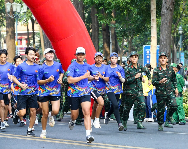 Hàng nghìn người dân TP HCM tham gia Ngày chạy Olympic - Ảnh 6.