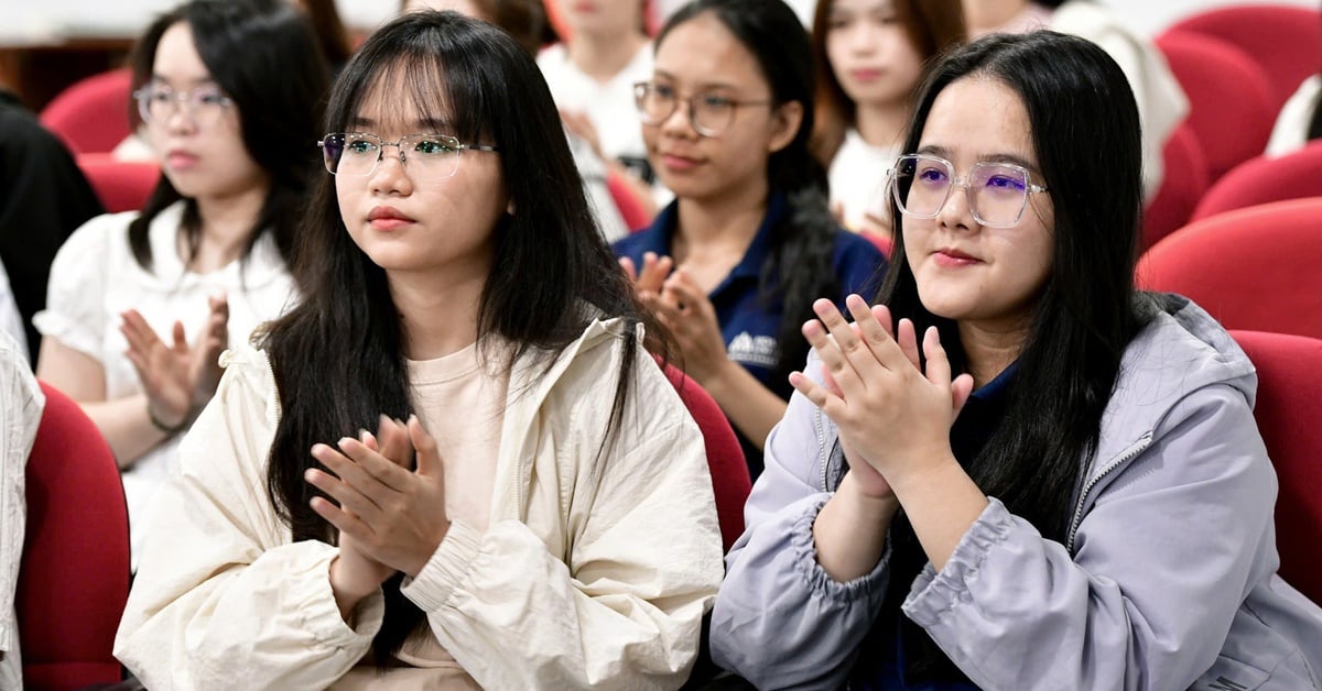 Les étudiants de l'Université Hoa Sen s'entraînent au journal Tuoi Tre