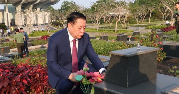 Head of the Central Propaganda and Mass Mobilization Commission offers incense to commemorate heroic martyrs