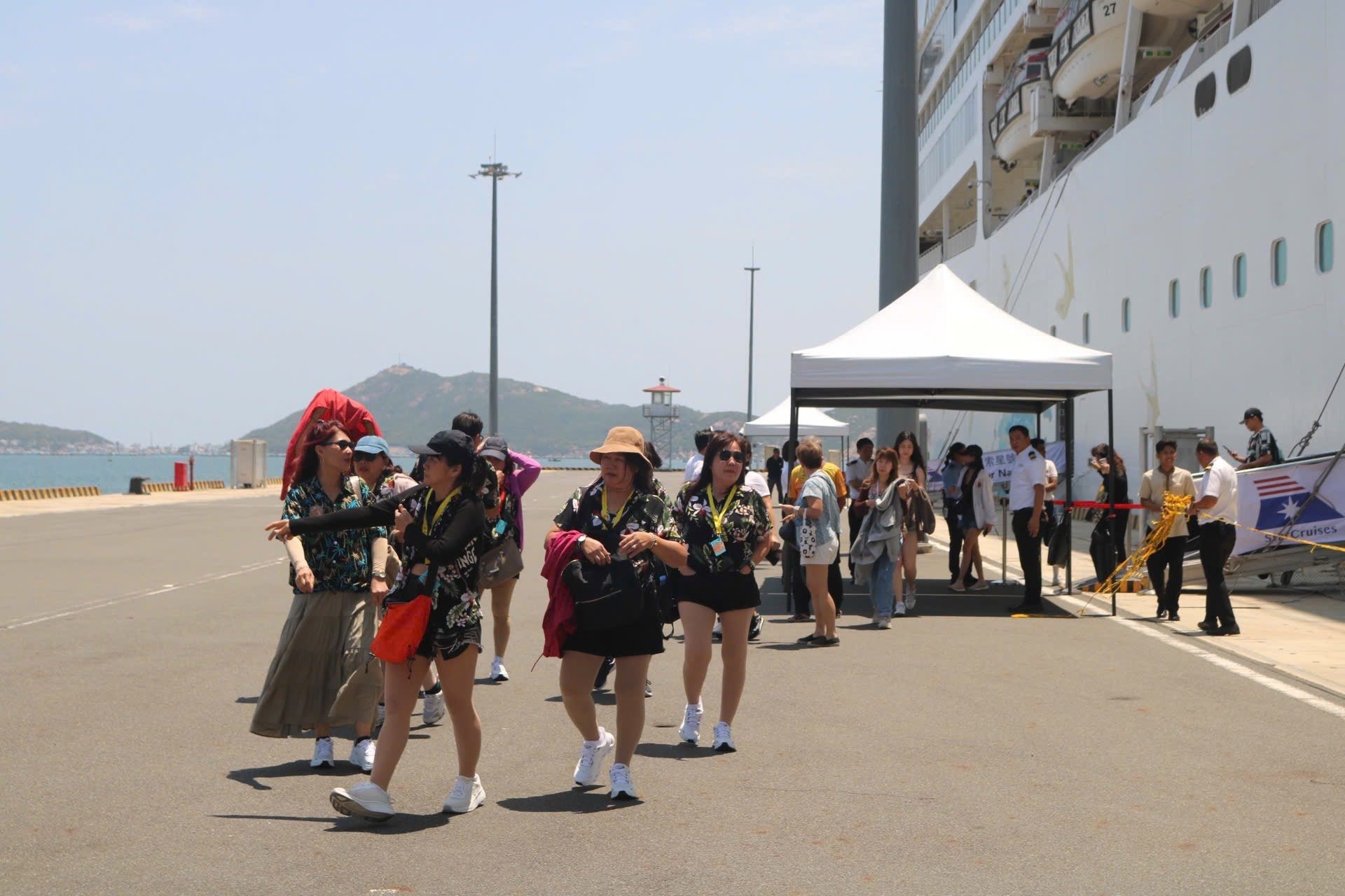 Touristen des internationalen Kreuzfahrtschiffs Star Navigaor haben in Cam Ranh angelegt.