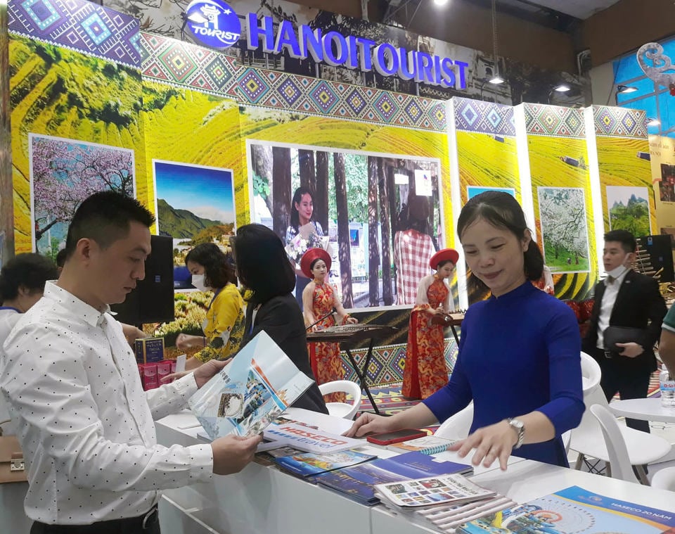 Tourists buy discounted tours at VITM Hanoi 2024. Photo: Hoai Nam