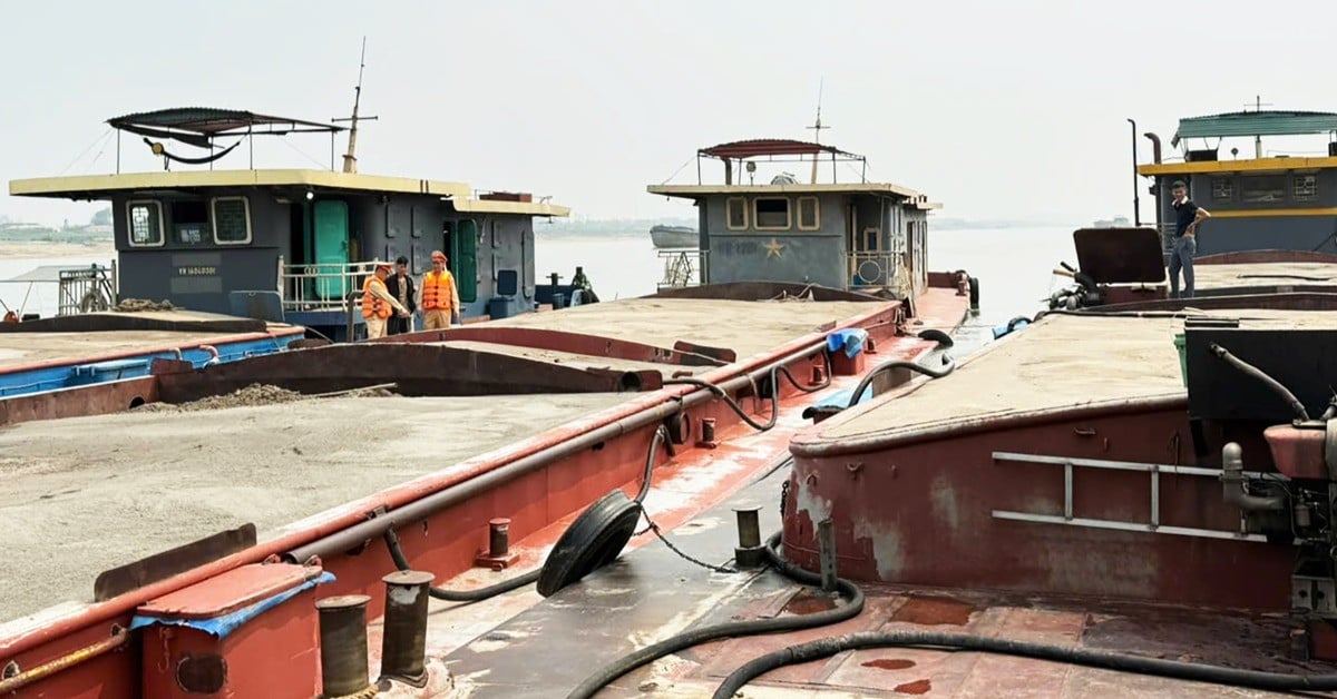 3 ships carrying nearly 1,000m3 of sand were discovered 'secretly' traveling on the Red River