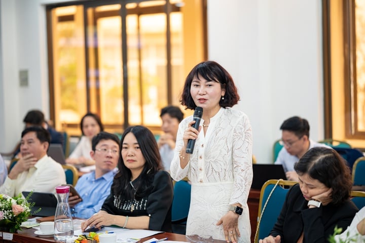 Ms. Hoang Thuy Nga, Principal of Tan Dinh Primary School, spoke at the workshop.