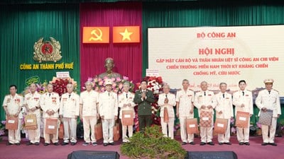 Meeting with police officers and soldiers who supported the southern battlefield during the resistance war against America