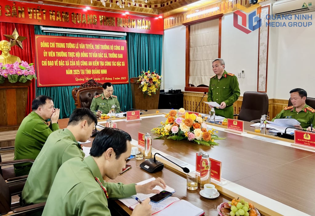 Lãnh đạo Công an tỉnh Quảng Ninh báo cáo việc triển khai công tác đặc xá tại Trại tạm giam Công an tỉnh.