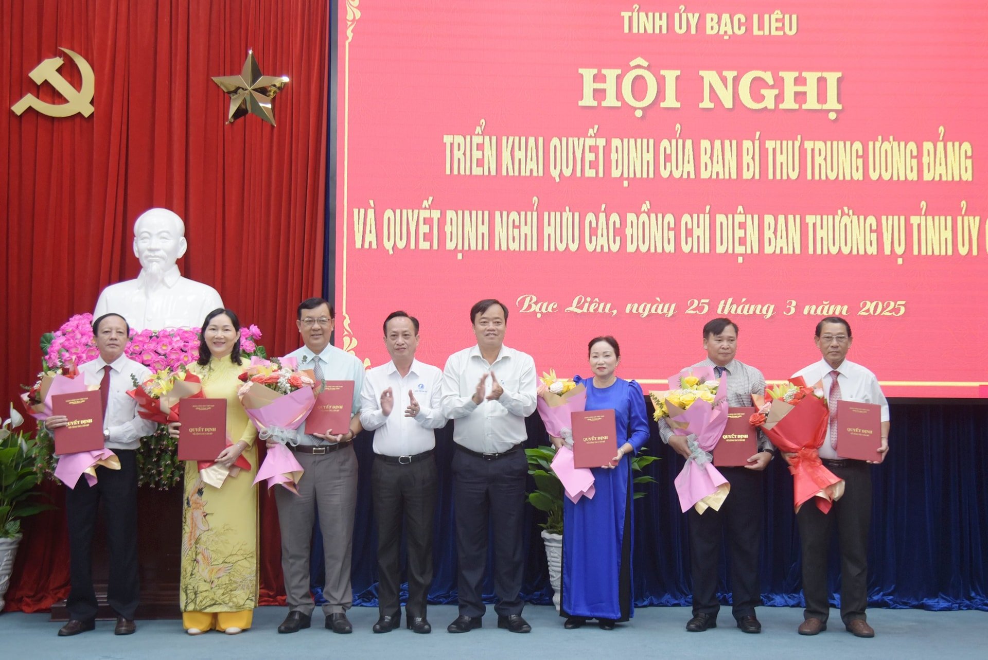 Lu Van Hung, Sekretär des Parteikomitees der Provinz Bac Lieu, stellte die Entscheidung des Zentralsekretariats der Partei vor, mit der die Mitgliedschaft von Herrn Bui Tan Bay und Frau To Viet Thu im Ständigen Parteikomitee der Provinz genehmigt wurde. Foto: Nguyen Du