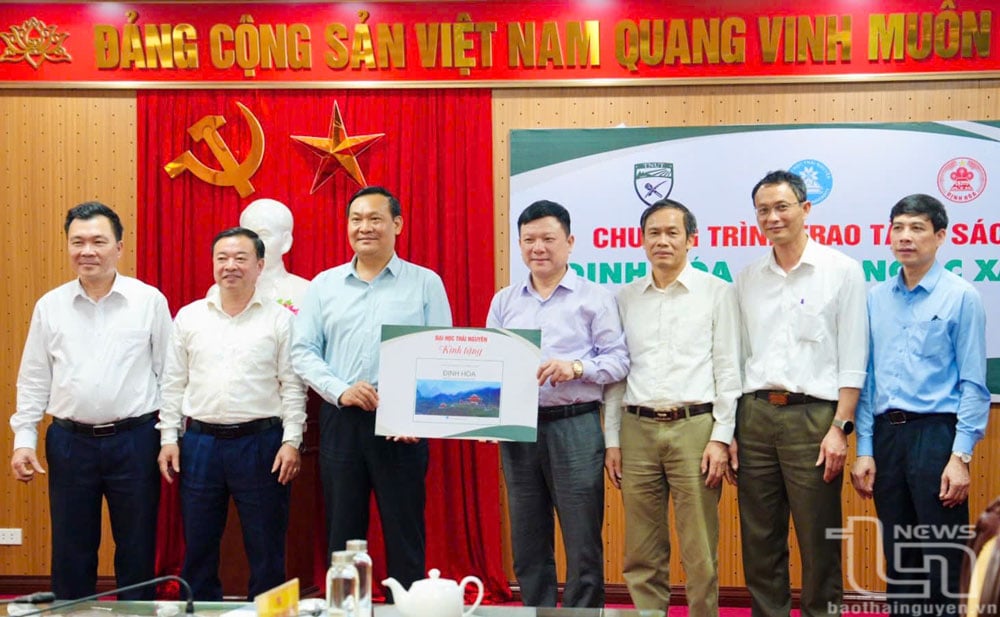 Presenting 1,000 copies of 'Dinh Hoa - The Green Pearl of Thai Nguyen'