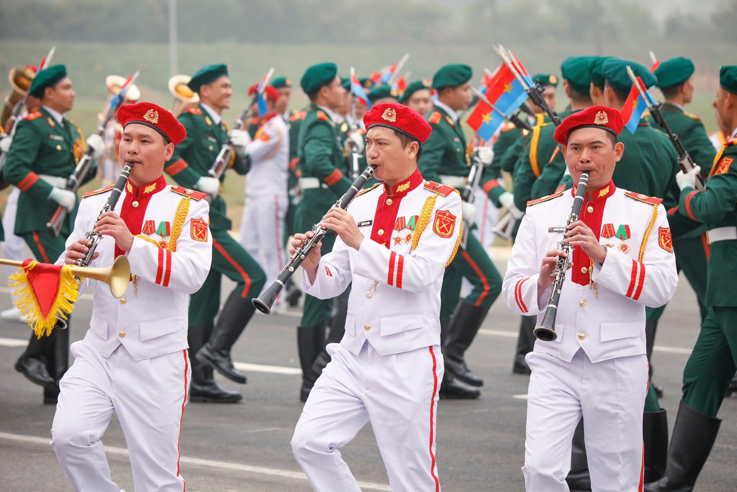 2 đại tướng kiểm tra hợp luyện diễu binh, diễu hành 50 năm đất nước thống nhất - Ảnh 4.