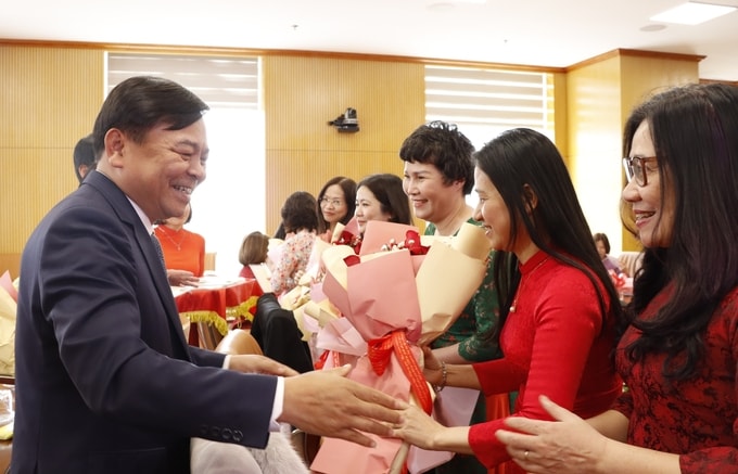 Deputy Minister Nguyen Hoang Hiep presented flowers to congratulate female leaders on International Women's Day, March 8.