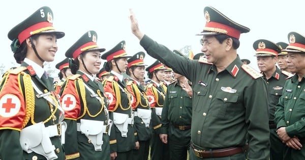 Le général Phan Van Giang a salué les efforts des troupes lors de l'entraînement au défilé.