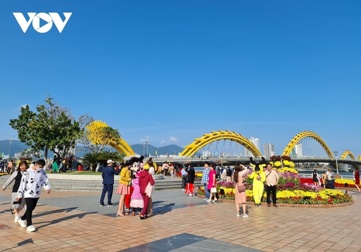 Da Nang atrae turistas durante la temporada navideña, foto 1 de Hung Vuong