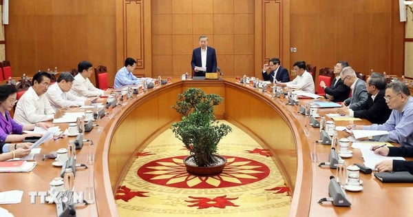 Images of General Secretary To Lam chairing the meeting of the Personnel Subcommittee of the 14th Party Congress