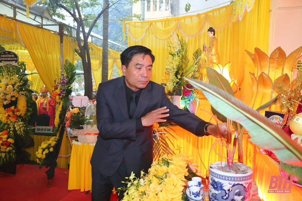 Cérémonie funéraire et d'adieu du camarade Pham Minh Doan, ancien secrétaire adjoint du Comité provincial du Parti, ancien président du Comité populaire de la province de Thanh Hoa, à son dernier lieu de repos.