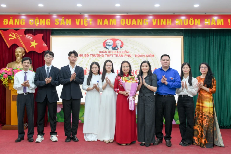 Quatre étudiants exceptionnels de la capitale ont eu l'honneur d'être admis au Parti photo 1