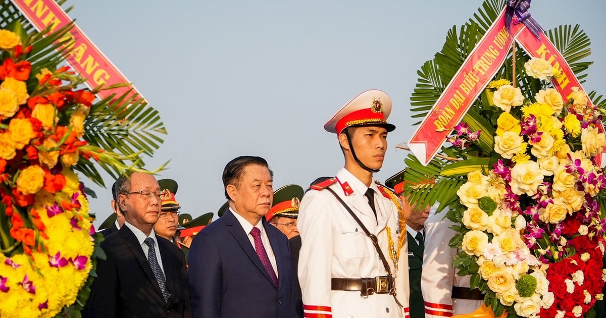 Trưởng ban Tuyên giáo và Dân vận Trung ương Nguyễn Trọng Nghĩa dâng hương các anh hùng liệt sĩ, Mẹ Việt Nam anh hùng tại Quảng Nam