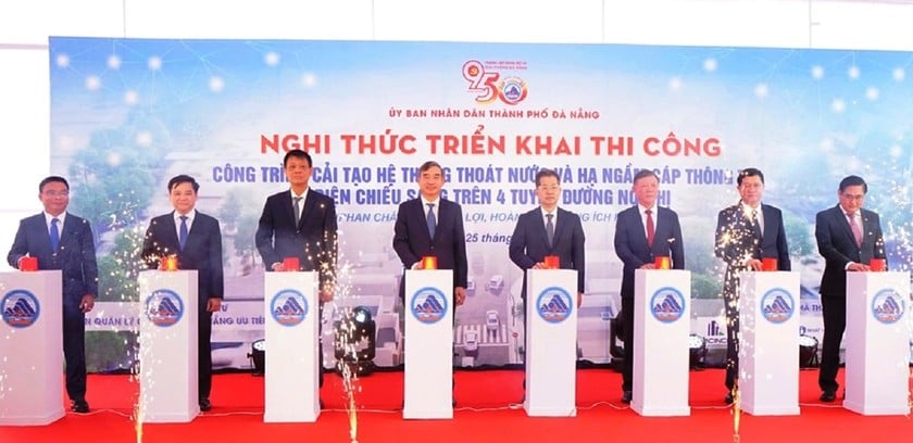 Lãnh đạo TP Đà Nẵng thực hiện nghi thức ấn nút triển khai dự án cải tạo 4 tuyến đường tại Trung tâm thành phố.