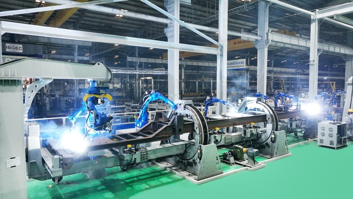 Automatic welding robot system at Mechanical Center.