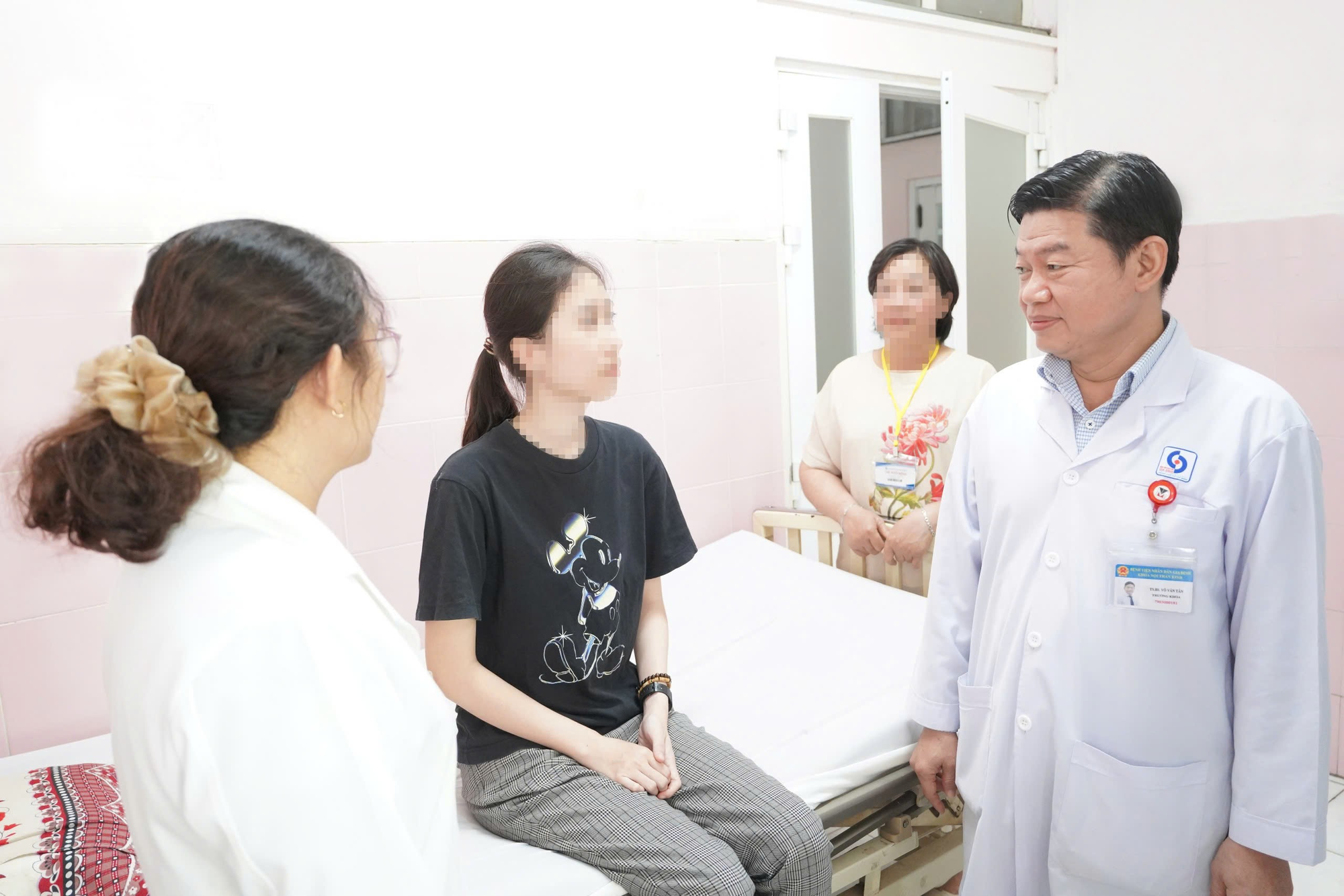 Tưởng con bị ma nhập vì khóc cười một mình, đi khám phát hiện viêm não tự miễn- Ảnh 2.